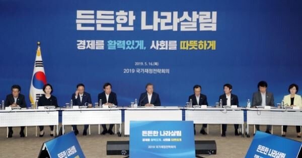 정부는 18일 오전 열린 국무회의에서 2020년부터 4년간 연평균 8조원(국비 5조원, 공공·민간 3조원) 규모로 총 32조원을 노후 기반시설 안전 보강에 투자하는 '지속가능한 기반시설 안전강화 종합대책'을 확정했다.[사진=연합뉴스]