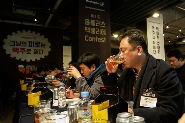 ▲15일 서울 삼성동 JBK컨벤션홀에서 홈플러스 주최로 열린 ‘제1회 맥믈리에 콘테스트’ 결선에서 참가자들이 시험을 치르고 있다. [사진=홈플러스]