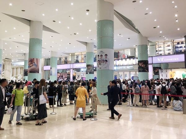 ▲브이티코스메틱 부산 팝업스토어에서 라뜰리에 데 섭틸을 구매하려는 소비자가 줄지어선 모습. [사진=브이티코스메틱]