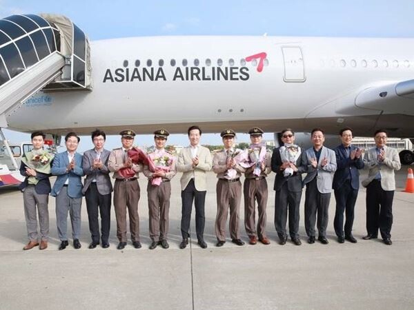 지난 19일 인천국제공항에서 한창수 사장(왼쪽 여섯번째)을 비롯한 임직원들이 참석한 가운데 안전과 번영을 기념하는 A350 9호기 도입식 행사가 진행됐다. [사진제공=아시아나항공]