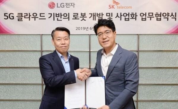 25일 서울 금천구에 위치한 가산R&D캠퍼스에서 노진서 LG전자 로봇사업센터장(왼쪽)과 박진효 SK텔레콤 ICT기술센터장이 공동 연구개발을 위한 양해각서(MOU)를 체결한 뒤 악수하고 있다. [사진제공=LG전자]