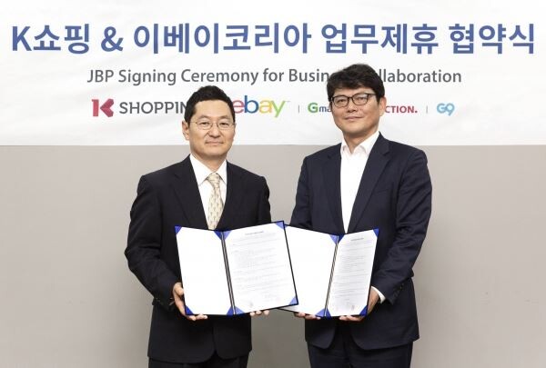 ▲이베이코리아와 K쇼핑이 중소상공인의 온라인 및 TV쇼핑 판로 지원을 위한 V커머스 ‘쇼피셜’을 론칭한다. 지난 24일 진행된 JBP에 참석한 (좌) 이베이코리아 김태수 영업본부장, (우) K쇼핑 김명섭 커머스 부문장. [사진=이베이코리아]