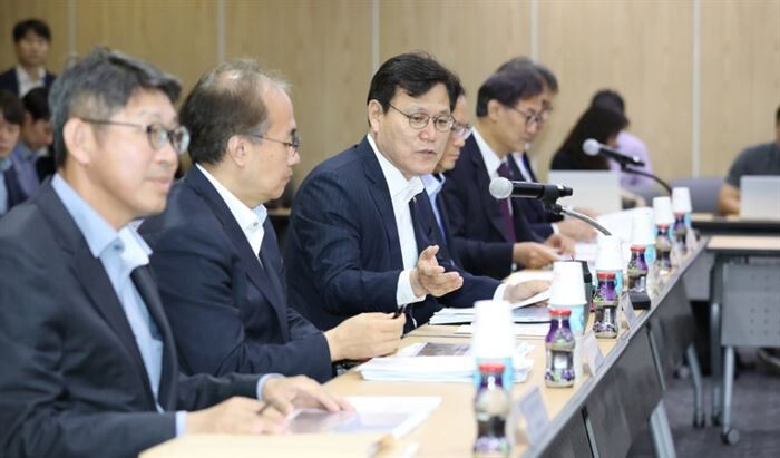 최종구 금융위원장은 2일 오후 서울 종로구 생명보험협회 교육문화센터에서 보험상품·서비스 활성화 현장간담회를 열고 이런 내용의 정책 지원 방안을 발표했다.[사진 = 금융위원회]
