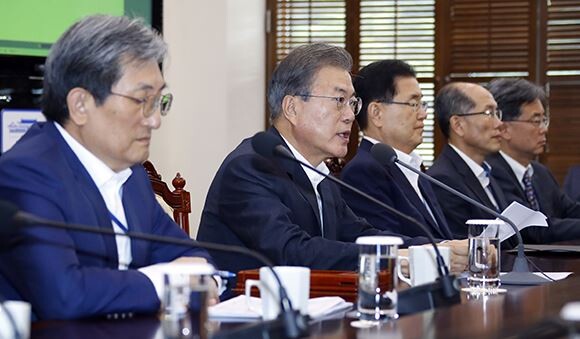 문재인 대통령이 8일 오후 청와대에서 열린 수석보좌관 회의에서 발언하고 있다. 왼쪽부터 노영민 비서실장, 문 대통령, 정의용 국가안보실장, 김유근 국가안보실 1차장, 김현종 2차장. [사진=연합뉴스]