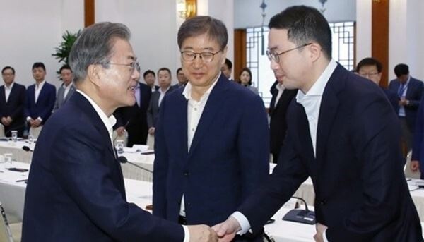 문재인 대통령이 10일 오전 청와대에서 열린 경제계 주요 인사 초청 간담회에 입장하며 구광모 LG그룹 회장과 인사하고 있다. (사진=연합뉴스)