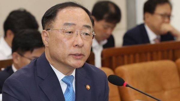 홍남기 경제부총리 겸 기획재정부 장관은 15일 분양가 상한제 적용 시기와 관련, "현재로선 언제 어떻게 적용할 것인지 말씀드리기 어렵다"고 말했다. (사진=연합뉴스)