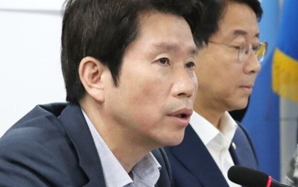 더불어민주당 이인영 원내대표는 17일 "하반기 경제성장의 비전이 녹록치 않다"라며 "미중 무역협상의 불확실성에, 일본의 경제 보복이 더해져서 대내외 경제여건 관리에 만전을 기해야 할 때"라고 밝혔다. (사진출처=연합뉴스)