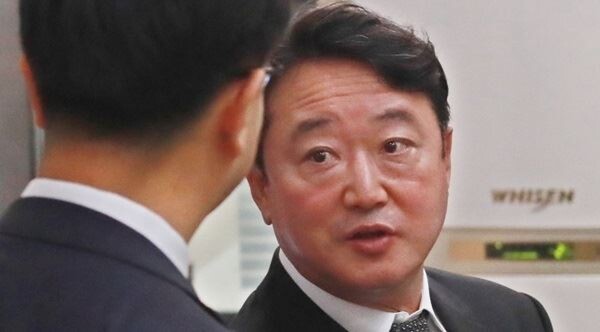 차명주식을 보유한 혐의로 재판에 넘겨진 이웅열 전 코오롱그룹 회장의 1심 선고가 18일 열린다. (사진출처=연합뉴스)