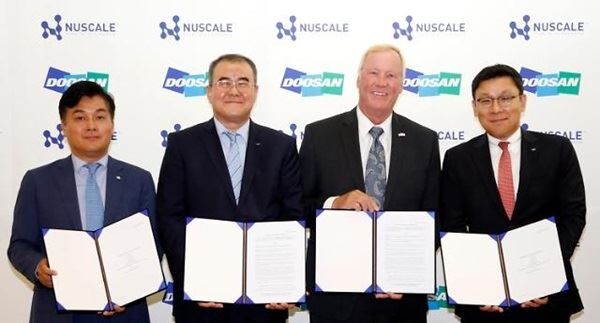 지난 23일 두산중공업 서울사무소에서 열린 두산중공업과 미국 뉴스케일파워(NuScale Power)의 소형모듈원전(SMR, Small Modular Reactor) 사업협력계약 체결식에서 관계자들이 서명 후 기념촬영을 하고 있다. (사진제공=두산중공업)