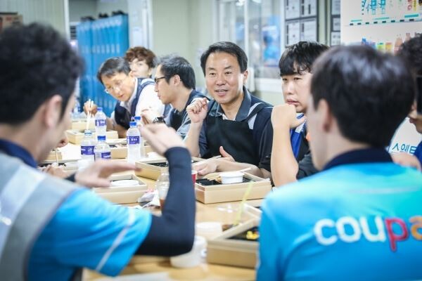 ▲쿠팡 고명주 인사부문대표가 쿠팡맨들과 함께 식사하며 담소를 나누고 있다.[사진=쿠팡]