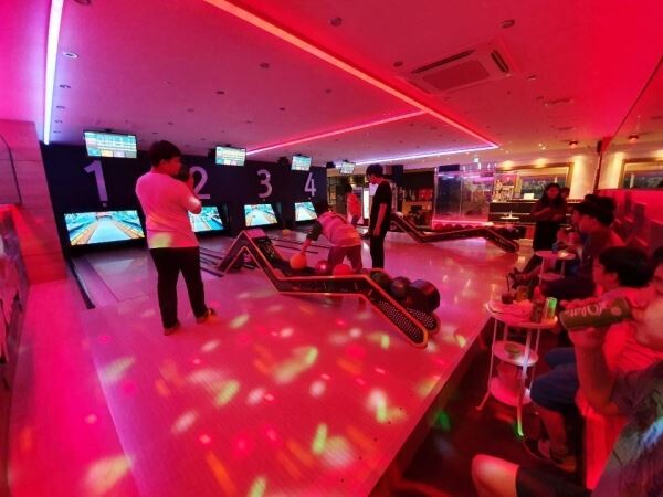 스크린볼링 팝볼링 노은점 매장에서 유성구장애인복지관의 장애아동들이 스크린볼링을 체험하고 있다.[사진제공=뉴딘스퀘어]