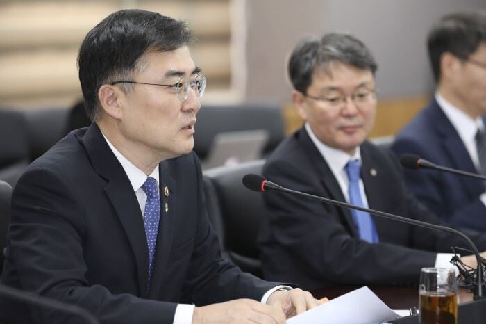 손 부위원장은 5일 ‘금융상황 점검회의’를 개최해 국내 금융시장 동향과 전망을 살펴보고 미중 무역분쟁, 일본의 화이트리스트 배제 등 대외 리스크 요인을 점검했다.