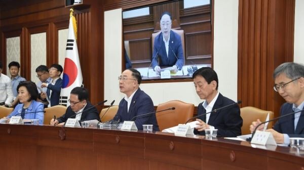 홍남기 부총리 겸 기획재정부 장관이 5일 광화문 정부서울청사에서 ‘일본 수출규제 대응 관계장관회의’를 주재, 모두발언을 하고 있다.[사진=기획재정부]