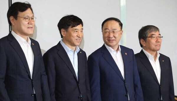 최종구 금융위원장은 7일 "주식 공매도 제도를 강화하는 방안은 언제든지 시행할 수 있도록 하고 있다"고 말했다.  즉 시장 상황에 따라 어느정도 폭으로 규제를 강화할지 결정한다는 의미다. (사진제공=연합뉴스)