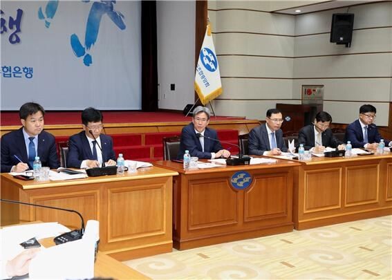 Sh수협은행은 일본의 수출규제로 피해가 우려되는 기업에 대한 신속한 금융지원을 위해 ‘금융지원 대책반 TF’를 구성하고 12일부터 본격적인 운영에 나섰다. 이동빈 은행장(왼쪽 세 번째)은 경영전략회의에서 강평을 통해 ‘급변하는 금융환경 변화에 능동적으로 대응해 달라’고 강조했다.[사진제공=수협은행]