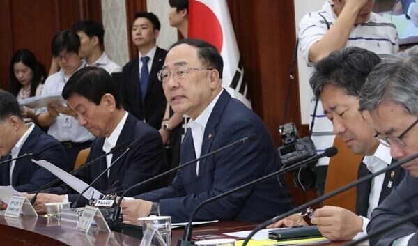 홍남기 부총리 겸 기획재정부 장관은 14일 "하반기 중 공공임대 건설 5조 1000억원, 도로 5조 9000억원, 철도 5조 2000억원 등 총 16조 5000억원 규모의 사회간접자본(SOC) 사업을 신속히 집행하겠다"고 밝혔다. (사진제공=연합뉴스)