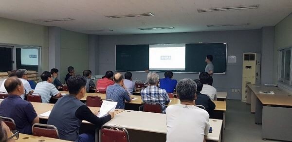 한국농어촌공사와 한국중부발전이 협업해 농가 온실가스 감축노력을 보상활용하는 농업 기업 상생형 온실가스감축사업을 시작하고 설명회를 개최했다.[사진제공=농어촌공사]
