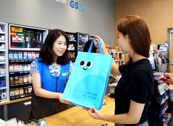 ▲ GS25 매장에서 '친환경 대여쇼핑백'을 구매하고 있다. [사진=GS리테일]