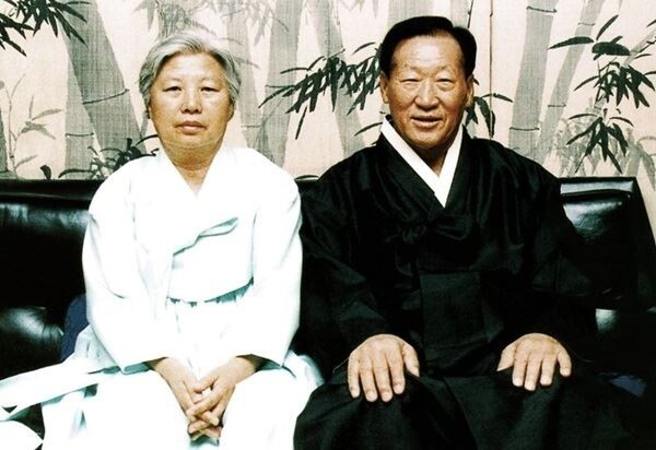 사진은 1985년 고희를 맞아 변중석 여사와 촬영한 모습. (제공=현대기아차)