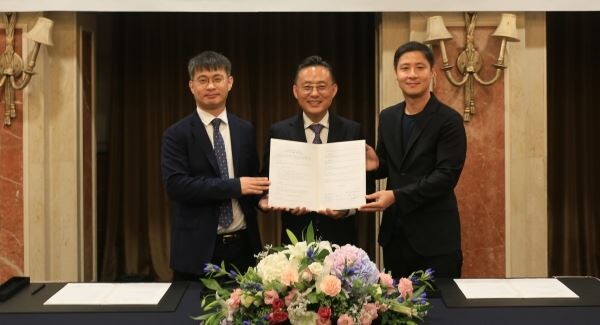 ▲14일 서울 여의도 켄싱턴호텔에서 이월드 유병천 (가운데), 김현준 공동대표(왼쪽 첫번째)와 화이브라더스코리아 지승범 대표(왼쪽에서부터 세번째)가 장기적인 사업 동반자 관계 구축을 골자로 하는 업무협약(MOU) 체결식을 진행했다. [사진=이월드]