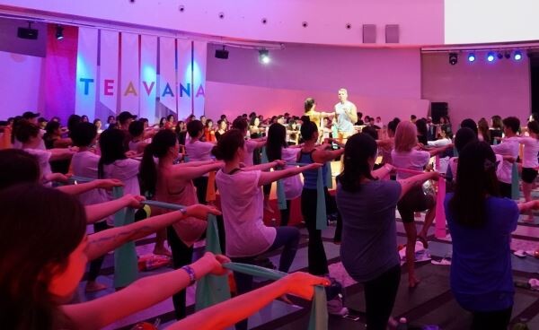 ▲8월 17일 스타벅스가 한강 세빛섬에서 개최한 '티바나 선셋 페스티벌'에서 고객들이 룰루레몬과 함께 하는 요가 클래스 프로그램에 참여하고 있다. [사진=스타벅스커피코리아]