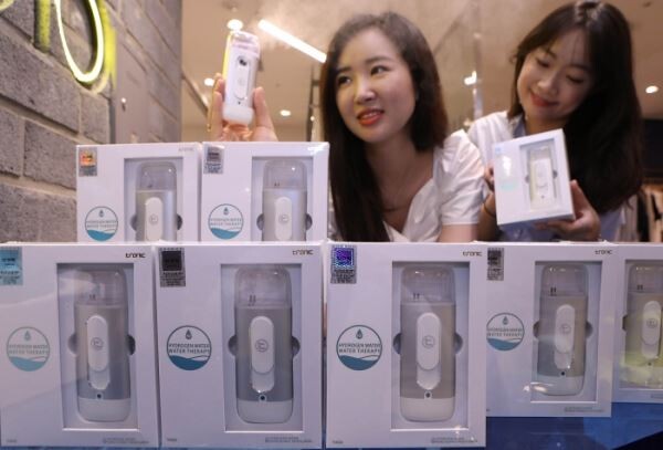 ▲롯데백화점에서 방문자가 미스트를 체험하는 모습. [사진=롯데백화점]
