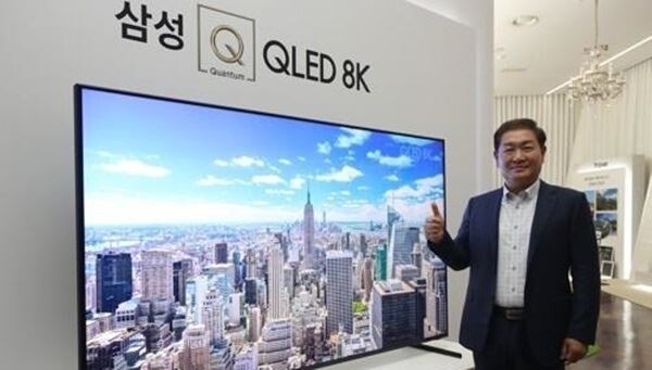 21일 글로벌 시장조사업체 IHS마킷에 따르면 삼성전자는 올 2분기 전세계 TV 시장에서 31.5%(금액 기준)의 점유율을 기록했다. 2013년 1분기 이후 분기별 점유율로는 약 6년 만에 최고치다. (사진제공=연합뉴스)