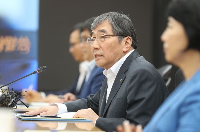 윤석헌 금감원장은 22일 서울 회현동 우리은행 본점에서 5개 자영업단체 대표 등과 간담회를 가졌다.[사진 = 금융감독원]