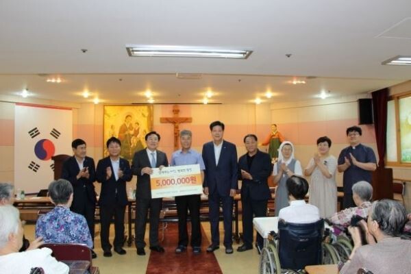 중소기업중앙회가 추석을 앞두고 지역사회에 대한 중소기업인의 사랑나눔 실천을 위해 25일 인천 부평구 소재 노인요양시설인 샤미나드의집(원장 이명재)을 방문하여 성금 5백만원을 전달했다.[사진제공=중소기업중앙회]