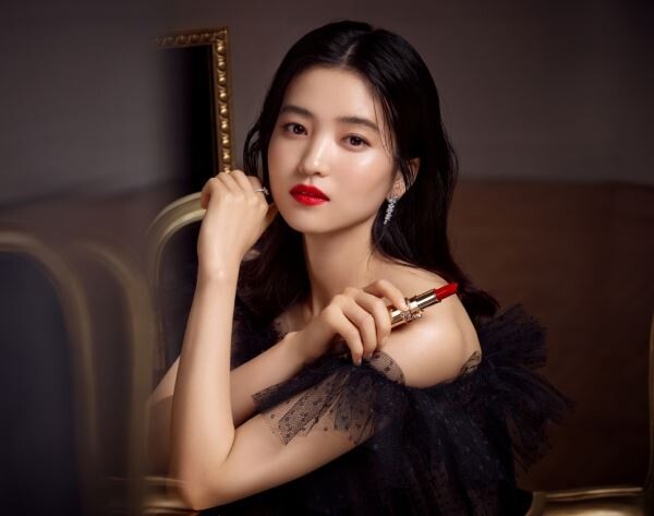 ▲LG생활건강의 럭셔리브랜드 오휘의 '더퍼스트 제네츄어' 립스틱 화보. [사진=LG생활건강]