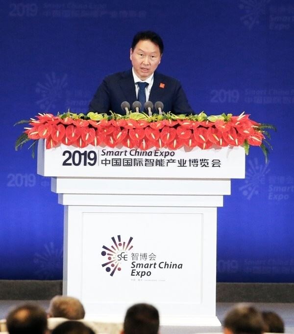 최태원 회장은 지난 26일 충칭 국제엑스포센터에서 열린 '2019 스마트 차이나 엑스포(Smart China Expo)' 개막식 기조 연설을 통해 스마트 기술 혁신이 사회적가치 창출을 극대화하고 Sustainability(지속 가능성)를 더 높일 수 있다고 강조했다. (사진제공=연합뉴스)