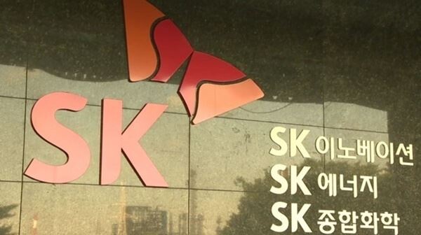 최태원 SK그룹 회장과 최정우 포스코 회장이 최근 접촉, 양 그룹 간의 협력 강화에 중지를 모은 것으로 알려졌다. (사진제공=연합뉴스)