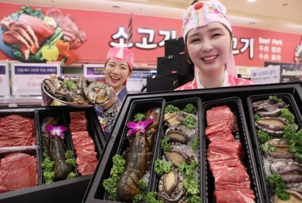▲사진은?2일 오전, 롯데마트 서울역점에서 모델(여2)들이 'DIY 선물세트'를 소개하는 모습. [사진=롯데마트]