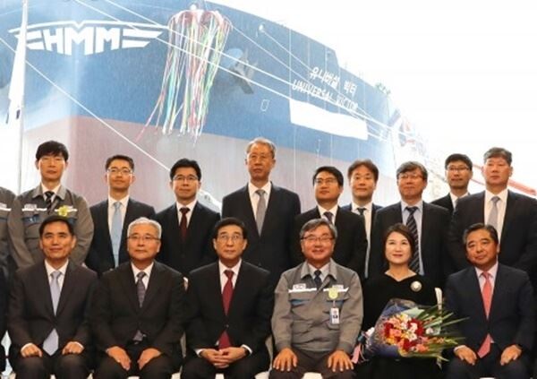 앞줄 왼쪽 세 번째부터 배재훈 현대상선 사장, 이성근 대우조선해양 사장, 이미경 대모, 이영환 GS칼텍스 부사장이 유니버설 빅터 명명 취항식을 갖고 기념촬영을 하고 있다.