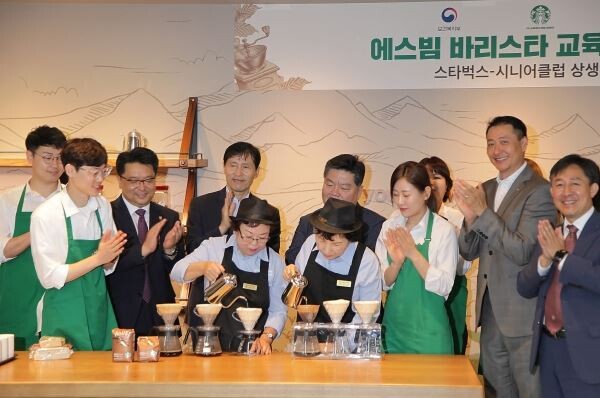 ▲스타벅스 시니어바리스타 양성을 위한 전문교육장 오픈 기념식에서 관계자들이 기념사진을 촬영했다. [사진=스타벅스커피 코리아]