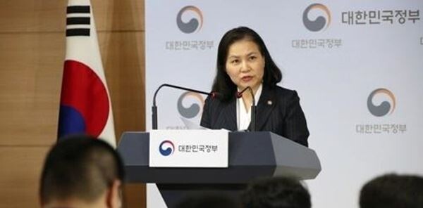 유명희 산업통상자원부 교섭본부장은 11일 정부서울청사에서 "정부는 우리나라의 이익을 보호하고, 정치적 목적으로 교역을 악용하는 행위가 반복되지 않도록 일본의 조치를 WTO에 제소하기로 했다"고 밝혔다. (사진제공=연합뉴스)