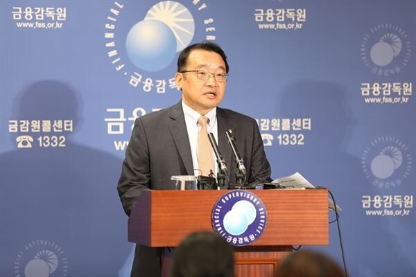 원승연 금융감독원 부원장이 1일 금감원 브리핑실에서 DLS 검사 중간결과를 발표하고 있다.[사진 = 금융감독원]