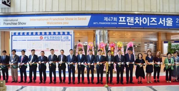 ▲제47회 프랜차이즈 서울 개막식에 참석한 내외 귀빈들이 테이프 커팅식을 하고 있다. [사진=한국프랜차이즈산업협회]