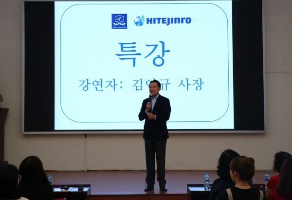 ▲김인규 하이트진로 대표가 한국대사관이 주최하고 하노이 국립 외국어 대학교(ULIS, 이하 하노이 국립 외대)가 주최, 주관하는 2019년 한글날 축제에서 특강을 진행하고 있다. [사진=하이트진로]