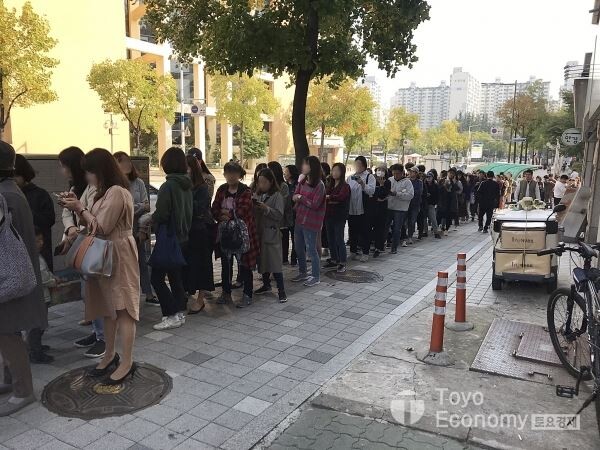 ▲22일 스타벅스커피 계양점에서 열린 '2만개의 유리잔' 증정행사에서 유리잔을 받으려는 이들이 줄을지어 대기하고 있다. [사진=김자혜 기자]