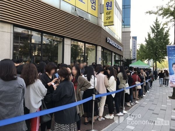 ▲22일 스타벅스커피 코리아 계양점에서 열린 '2만개의 유리잔' 행사에서 대기자들이 줄지어 선 모습. 이날 11시 시작 행사임에도 2시간여전부터 줄서기 행렬이 연출됐다. [사진=김자혜 기자]