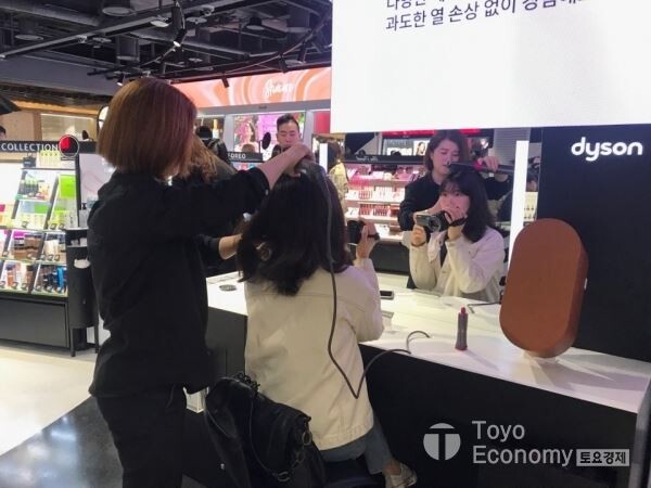 ▲23일 서울 삼성 코엑스 파르나스몰에 위치한 세포라 한국 1호점은 글로벌 매장 최초로 '다이슨 헤어스타일링 바'를 마련했다. 헤어기기를 활용한 1대1 맞춤형 서비스 등을 선보인다. [사진=김자혜 기자]