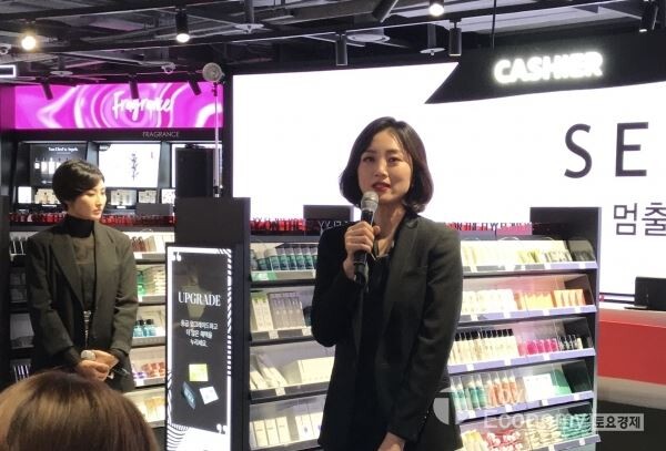 ▲23일 김동주 세포라 코리아 대표가 서울 삼성동 코엑스 파르나스몰에 위치한 국내 첫 세포라 매장 사전행사에서 설명하고 있다. [사진=김자혜 기자]
