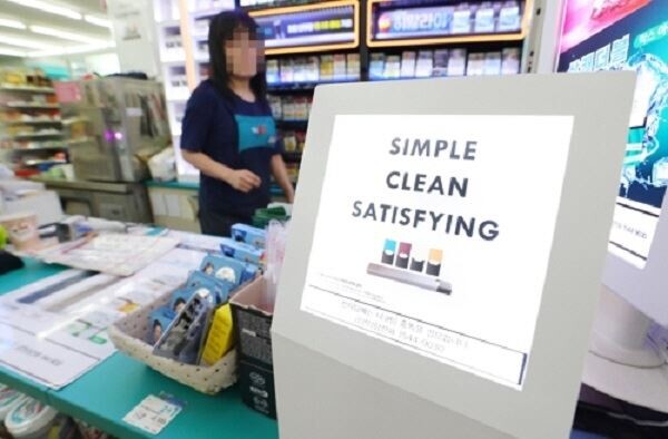 ▲과거 쥴 디바이스가 출시되고 포드 판매광고가 비치된 편의점. [사진=연합뉴스]