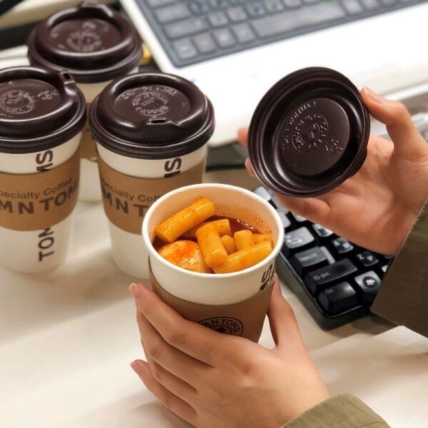 ▲CU가 커피전문점 탐앤탐스와 손잡고 테이크아웃컵 떡볶이 상품을 출시한다. 소비에 재미를 더한 '펀슈머(Fun+Consumer) 아이템이다. [사진=BGF리테일]