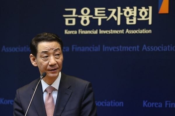 직원 폭언·갑질 논란에 휩싸인 권용원 금융투자협회 회장에 대한 거취논의가 30일 임시이사회통해서 이뤄진다.[사진 = 연합]