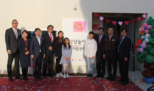 ▲(왼쪽에서 4번째)세이브더칠드런 정태영 사무총장, (왼쪽에서 8번째)롯데제과 민명기 대표이사, (9번째)태안군 가세로 군수. [사진=롯데제과]