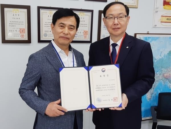 윤택훈 부영주택 비상계획관(좌측)과 서기정 국토교통부 비상안전기획관이 표창장을 들고 기념사진을 찍고 있다.[사진제공=부영주택]