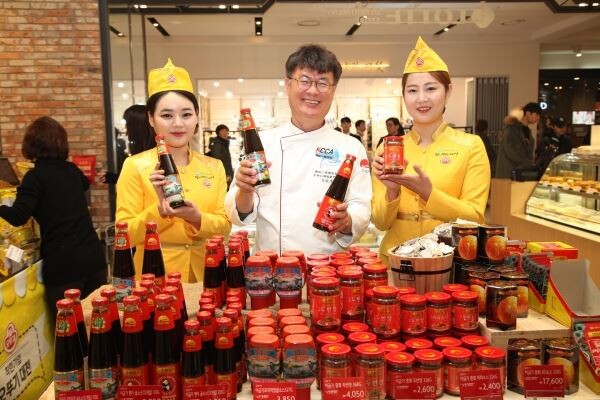▲롯데백화점 스타시티점에서 진행된 ‘오뚜기 대전’ 행사에서 여경래 셰프와 오뚜기 홍보 도우미들이 제품을 홍보 하고 있다. [사진=오뚜기]