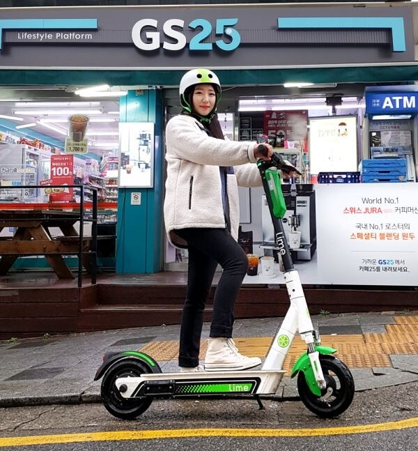 ▲모델이 GS25 앞에서 라임 전동 킥보드를 타고 있다. [사진=GS리테일]
